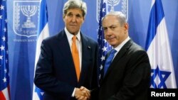 미국의 존 케리(왼쪽) 국무장관과 이스라엘의 베냐민 네타냐후 총리가 지난 7월 만나 악수를 나누는 모습.