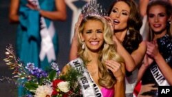 Miss Oklahoma Olivia Jordan is crowned Miss USA by Miss USA 2014 Nia Sanchez during the 2015 Miss USA pageant in Baton Rouge, La., July 12, 2015.