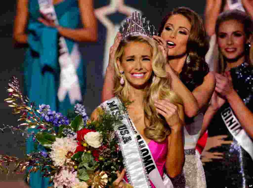 Miss Oklahoma Olivia Jordan is crowned Miss USA by Miss USA 2014 Nia Sanchez during the 2015 Miss USA pageant in Baton Rouge, Louisiana, July 12, 2015.