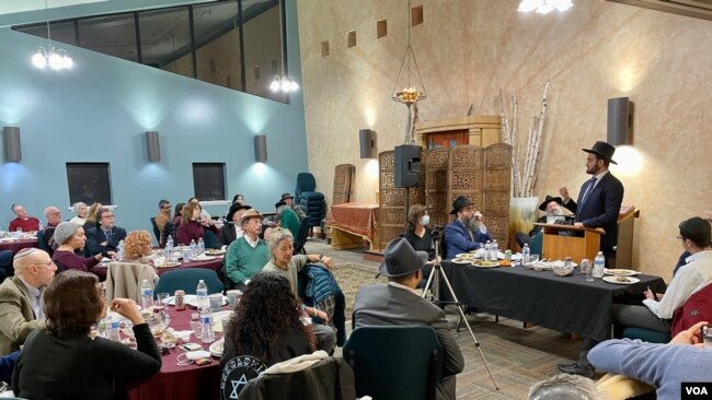 U.S. Jewish community members attend a Persian dinner and talk by the chief rabbi in Iran, Yehuda Gerami, in Fairfax, Virginia, Nov. 14, 2021 (Michael Lipin/VOA)