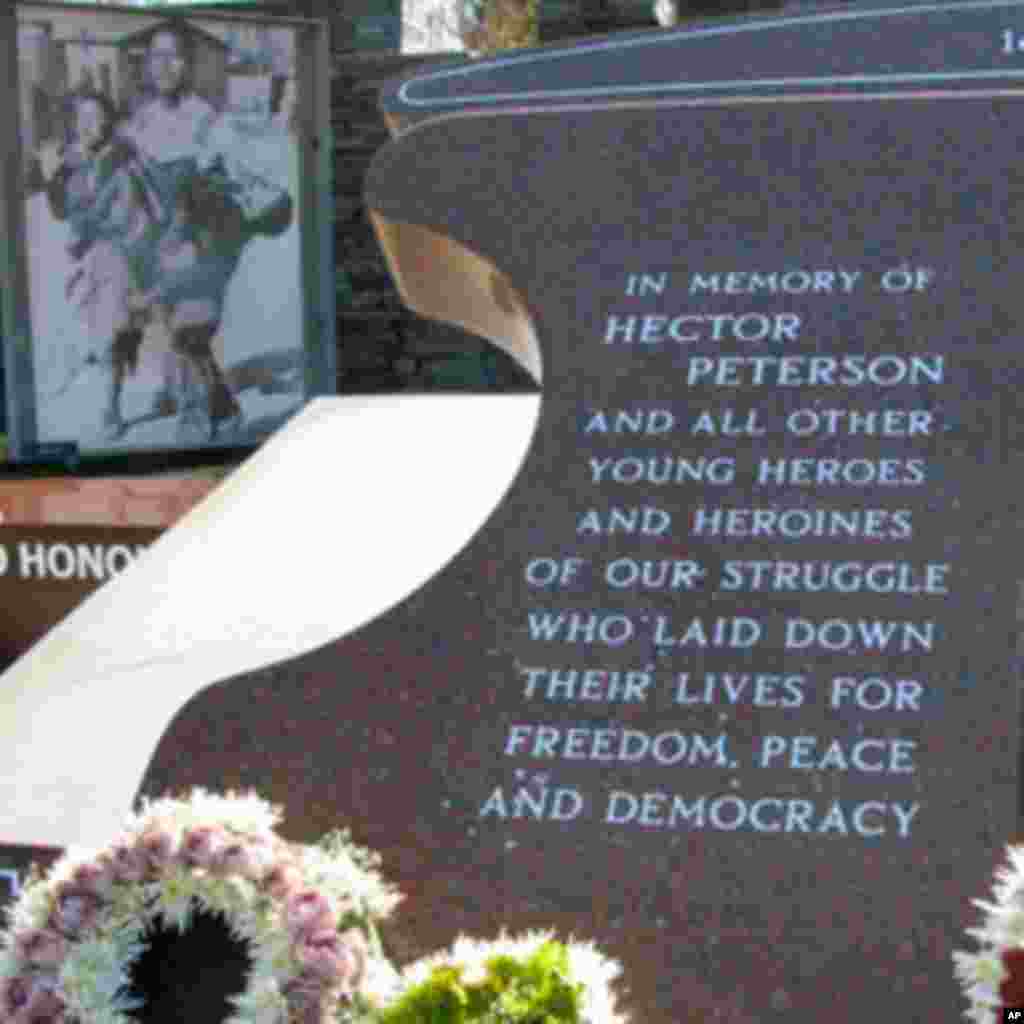 Michelle Obama visitou o Memorial de Hector Peterson, um rapaz morto durante as manifestações anti-apartheid de 1976, no Soweto.