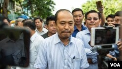 Political activist Kim Sok talks to a group of journalists outside the Supreme Court building during a hearing session on August 22, 2018, in which opposition leader Kem Sokha is denied bail. (Ty Aulissa/VOA Khmer)