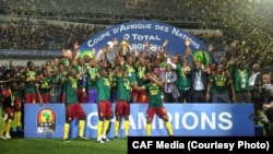 Les joueurs camerounais courent avec la coupe dans leurs mains, au stade de l'Amitié, à Libreville, le 5 février 2017. (CAF)