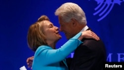 Hillary y Bill Clinton aprovechan el tiempo realizando actividades juntos y en familia.