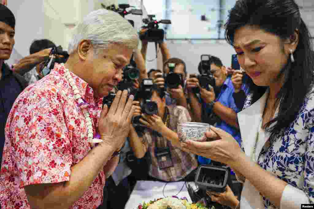 Cựu Thủ tướng Thái Lan Yingluck Shinawatra bật khóc khi bà tham gia hoạt động đón mừng tết Songkran với những thành viên đảng đối lập Puea Thai tại trụ sở đảng ở Bangkok.