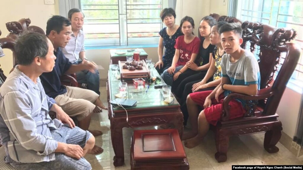 Thành viên các hội XHDS động viên vợ con ông Phạm Văn Trội sau khi ông bị chính quyền bắt, 31/7/2017