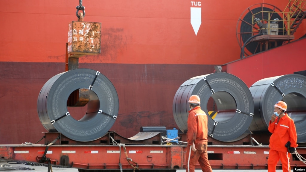 江苏省连云港的工人在向货轮上装运出口钢材。（2020年5月27日）(photo:VOA)