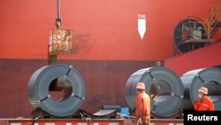 江苏省连云港的工人在向货轮上装运出口钢材。（2020年5月27日）