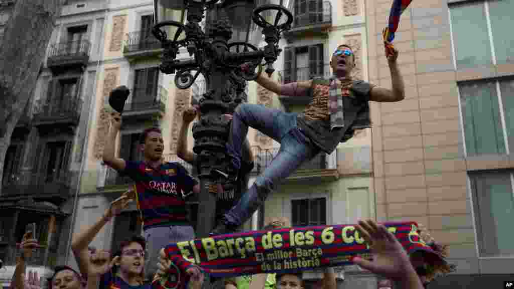 Des supporters du FC Barcelone fêtent la victoire de leur équipe dans Barcelone, le 14 mai 2016 .