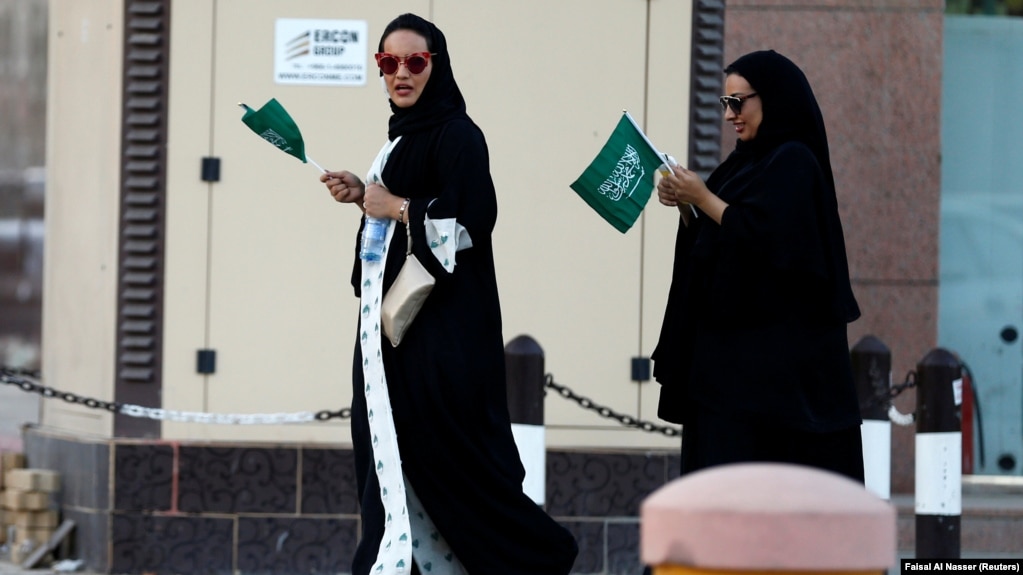 Résultat de recherche d'images pour "L'Arabie saoudite : l es femmes autorisées pour la première fois dans un stade"