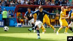 Le Français Antoine Griezmann marque sur penalty lors du match du groupe C entre la France et l'Australie à la Coupe du monde de football 2018 au stade de Kazan, Russie, 16 juin 2018