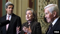 Menteri Luar Negeri Hillary Clinton (tengah) diapit Senator John Kerry dan Senator Richard Lugar menjelaskan mengenai traktat START di Gedung DPR AS.