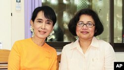 ေဒၚေအာင္ဆန္းစုၾကည္ နဲ႔ ေဒၚခင္စိုးဝင္း (ဗီြအိုေအ)