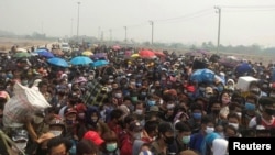 ထိုင်း - မြန်မာ ချစ်ကြည်ရေး တံတားအနီးတွင် တွေ့ရတဲ့ နေရပ်ပြန်ကြမယ့် မြန်မာအလုပ်သမားများ