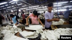 ရန်ကုန်မြို့ လှိုင်သာယာစက်မှုဇုန်ရှိ အထည်ချုပ်စက်ရုံတခုမှ အလုပ်သမားများ။
