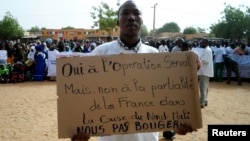 A man holds up a placard during a protest urging Mali and France to retake Kidal, Gao, May 30, 2013.