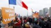 Người biểu tình phản đối thẻ vaccine sắp sửa bắt đầu đi vào hiệu lực, ở Paris, Pháp, ngày 22 tháng 1, 2022.