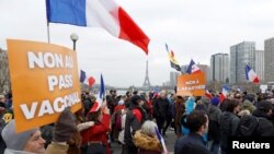Người biểu tình phản đối thẻ vaccine sắp sửa bắt đầu đi vào hiệu lực, ở Paris, Pháp, ngày 22 tháng 1, 2022.