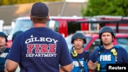 Para petugas tanggap darurat di lokasi penembakan massal saat berlangsungnya festival makanan "Gilroy Garlic Fesival" di Gilroy, California, 28 JUli 2019. 