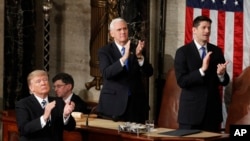 លោក​ប្រធានាធិបតី​ ដូណាល់​ ត្រាំ និង​លោក​អនុប្រធានាធិបតី Mike Pence និង​លោក Paul Ryan ទះ​ដៃ​សម្រាប់​លោកស្រី Carryn Owens ដែល​ជា​ភរិយា​របស់​លោក Ryan Owensកងទ័ព​ជើង​ទឹក​ពិសេស Navy Seal នៅ​វិមាន​សភា Capitol Hill ក្នុង​រដ្ឋធានី​វ៉ាស៊ីនតោន កាលពី​ថ្ងៃទី២៨ ខែកុម្ភៈ ឆ្នាំ២០១៧។