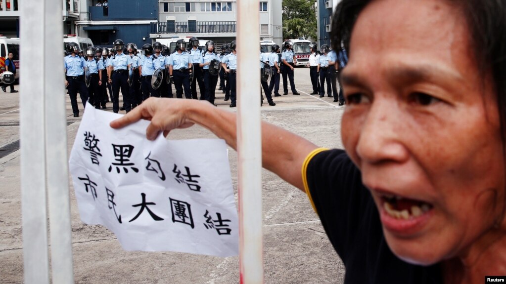 一名香港妇女在元朗警察局外抗议元朗发生的抗议者受袭事件。（2019年7月27日）