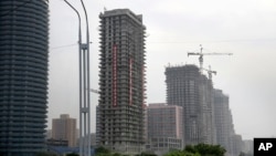 지난달 27일 북한 평양 려명거리에 고층 아파트들이 건설되고 있다. 북한 당국은 이 곳에 최대 70층 높이의 아파트 여러 동을 세운다는 계획이다.
