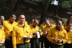 Yulfiano (kiri) saat mengikuti pelatihan sebagai pemadam kebakaran di California (dok: Yulfiano)
