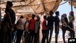 Pengungsi Eritrea antre untuk mendapatkan bantuan dari Komisaris Tinggi PBB untuk Pengungsi (UNHCR) di kamp Pengungsi Mai Aini, Ethiopia, 30 Januari 2021.