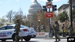 Pasukan garda nasional AS dan Polisi Gedung Capitol mengamankan komplek Gedung Kongres AS pasca serangan dengan menabrakkan kendaraan hari Jumat (2/4). 