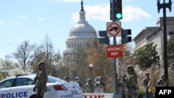 Полицейские и служащие Национальной гвардии заблокировали улицы рядом с Капитолием, 2 апреля 2021 года