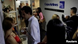 Orang-orang berkumpul di gerbang markas Copa Airlines di Caracas, Venezuela, 6 April 2018. Venezuela memutuskan hubungan komersial dengan Panama, termasuk Copa Airlines, atas tuduhan pencucian uang.