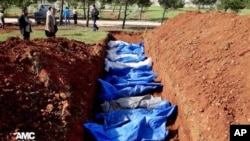 敘利亞阿勒頗省4月17日一處群葬墓地正在埋葬據稱被政府軍狙擊手殺死的民眾。