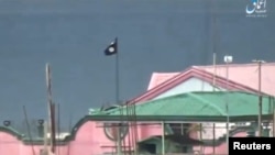 Cờ Nhà nước Hồi giáo trên một tòa nhà ở Thành phố Marawi, Philippines (ảnh được đăng trên trang web của TTX Amaq ngày 12/6/2017.)