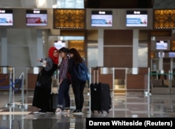 Penumpang pesawat di dalam Terminal 3 Bandara Internasional Soekarno Hatta, 28 April 2017. (Foto: REUTERS/Darren Whiteside)