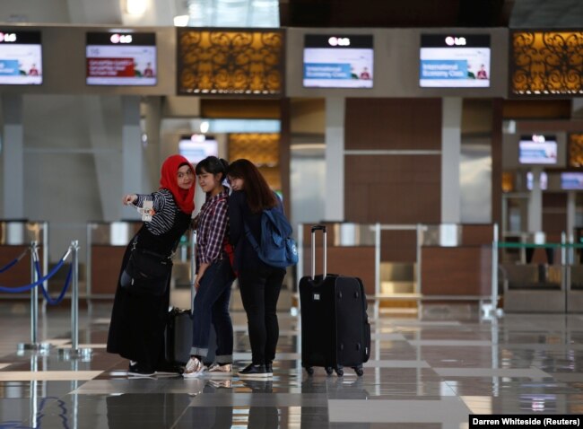 Penumpang pesawat di dalam Terminal 3 Bandara Internasional Soekarno Hatta, 28 April 2017. (Foto: REUTERS/Darren Whiteside)