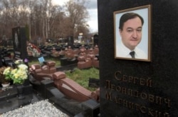 资料照：莫斯科一处公墓里俄罗斯维权律师舍尔盖∙马格尼茨基的墓碑（2012年11月16日）