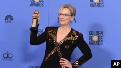 Meryl Streep berpose dengan piala Cecil B. DeMille untuk penghargaan karya seumur hidup pada 74th annual Golden Globe Awards di Beverly Hilton Hotel (8/1).