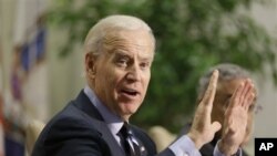 Wapres AS Joe Biden dalam diskusi meja bundar terkait kekerasan dalam penggunaan senjata di Universitas Virginia Commonwealth, Richmond, negara bagian Virginia, 25 January 2013. (AP)