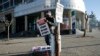 Un homme accroche des affiches présentant les titres des journaux dans la capitale du Lesotho, Maseru, le 31 août 2014. (Photo REUTERS/Siphiwe Sibeko)