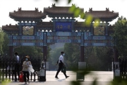 在美国副国务卿谢尔曼将会晤中国官员的天津某酒店入口可见中国安全人员。(2021年7月25日)