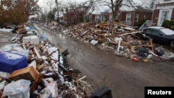 Dans cette photo du 8 novembre 2012, des débris de l'ouragan Sandy à Queens, New York. L'ouragan Sandy a tué au moins 159 personnes et fait de nombreux dégâts.