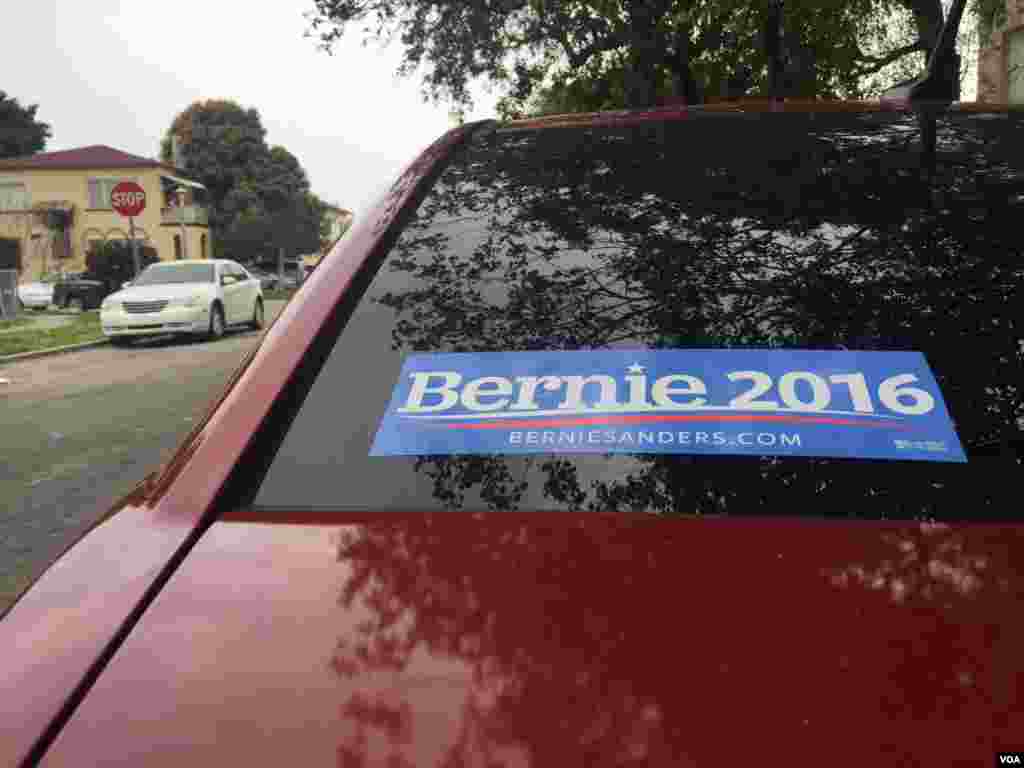 Bernie Sanders stickers are stuck on car windows in Miami ahead of the March 15, 2016, primary. (C. Mendoza/VOA)