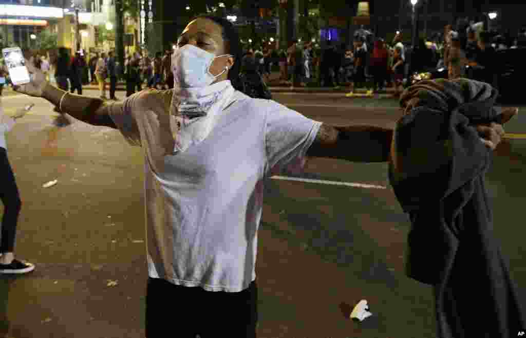 Seorang demonstran dalam protes atas penembakan Keith Lamont Scott oleh polisi di Charlotte, North Carolina (21/9). (AP/Chuck Burton)