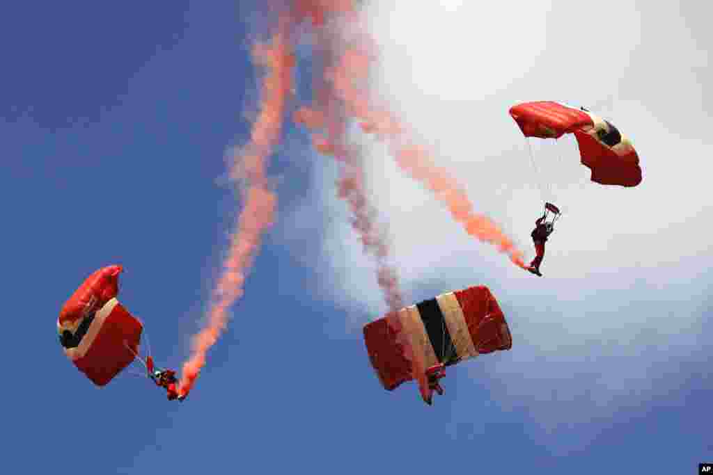 The British Army&#39;s Parachute Regiment display team, the Red Devils, performs during the Farnborough International Air Show, Farnborough, England.