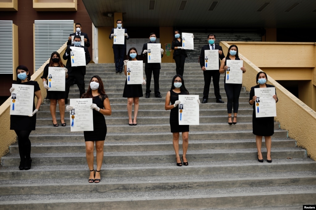 El Salvador: Estudiantes de la carrera de medicina posan para una foto de graduación después de obtener sus títulos de doctores en la Universidad Nacional de El Salvador (UES). La ceremonia de graduación se suspendió debido a la cuarentena que el gobierno ha establecido en todo el país para prevenir la propagación del coronavirus.