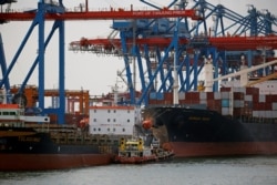 Sebuah kapal tunda berlabuh di Pelabuhan Tanjung Priok, Jakarta, 11 Januari 2021. (REUTERS / Willy Kurniawan)