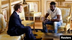 Anh Mamoudou Gassama gặp Tổng thống Pháp Emmanuel Macron hôm 28/5.