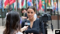 
Alexandria Ocasio-Cortez saat sedang diwawancara di Rockefeller Center, Rabu, 27 Juni 2018.
