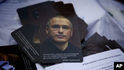 Some protesters were calling for the release of jailed oil tycoon Mikhail Khodorkovsky, December 24, 2011. (VOA - Y. Weeks)