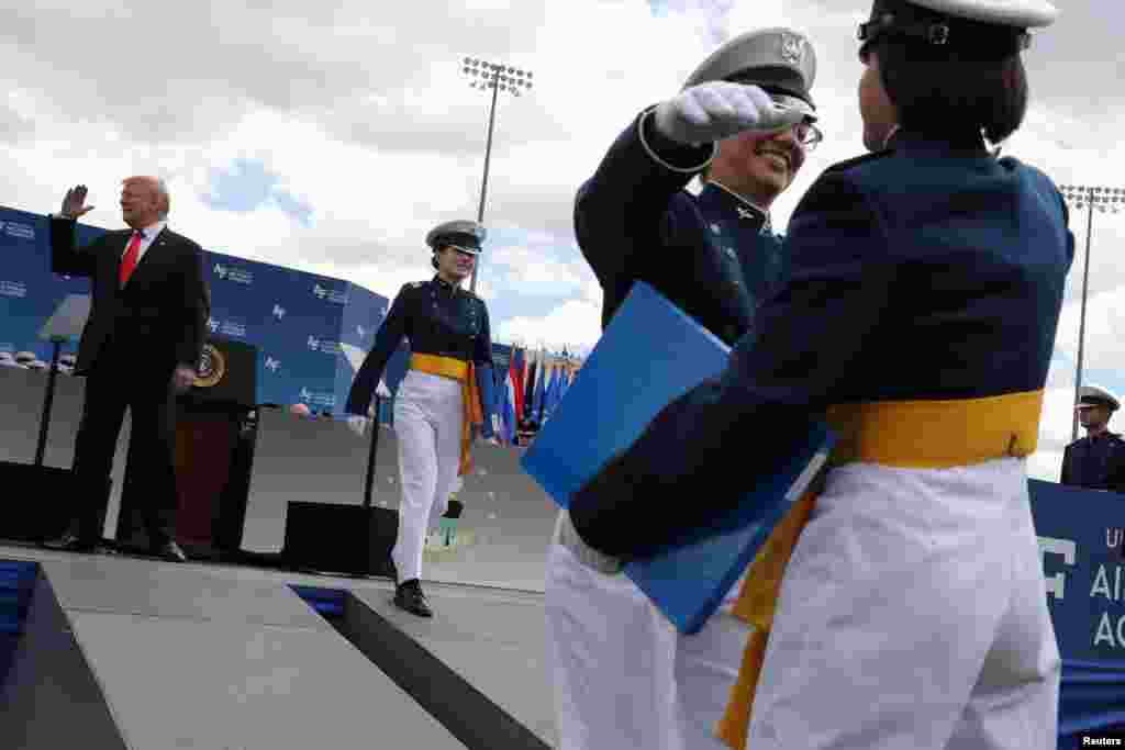 شادی دو فارغ التحصیل آکادمی نیروی هوایی ارتش آمریکا در مراسمی در کلرادو با حضور پرزیدنت ترامپ.&nbsp;
